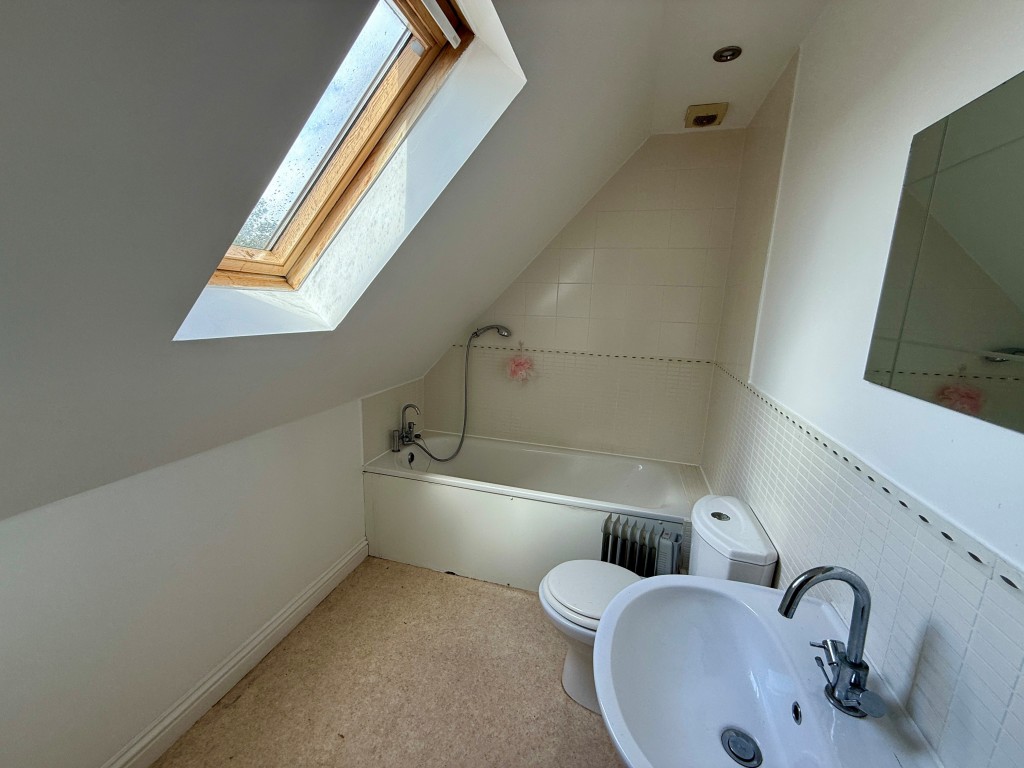 Lot: 113 - SIX FLATS FOR INVESTMENT - James House Flat 4 Ensuite